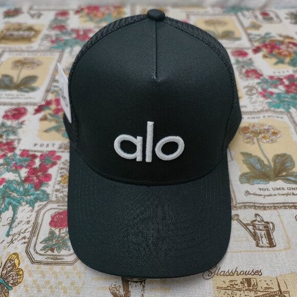 👑POSH NWT ALO Yoga casual District Trucker Hat - Picture 1 of 6